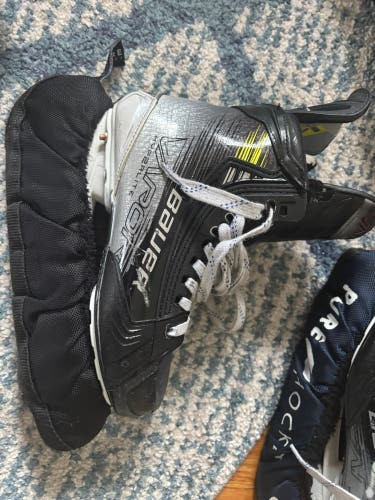 2023 Bauer Vapor Hyperlite 2 Hockey Skates Size 4 (Used)