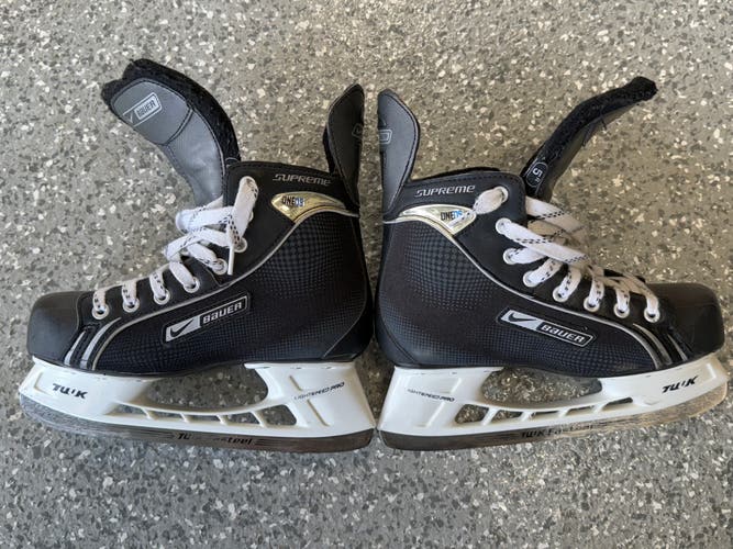 2007 Bauer Supreme One05 Hockey Skates Regular Width Size 5 (Used)
