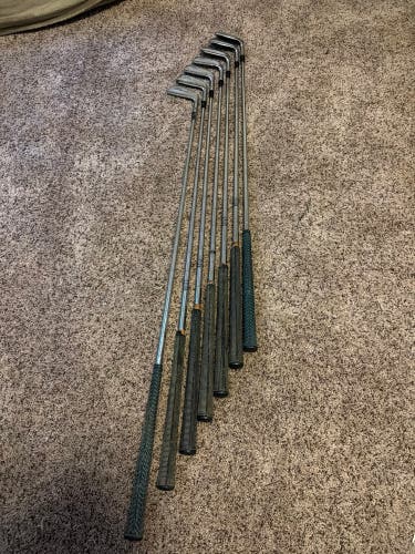 Men's 1985 Wilson Staff Tour Blade Right Handed Iron Set Regular Flex (7 Clubs) #3 - #9(Used)