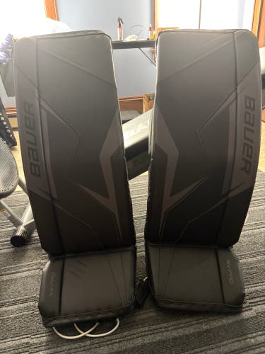 Medium 2025 Bauer Sv-Pro Goalie Leg Pads (Used)