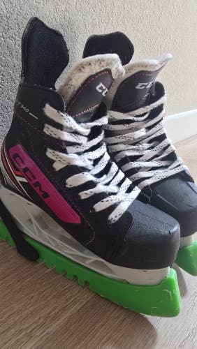 Black CCM JetSpeed FT340 Hockey Skates Size 1 (Used)