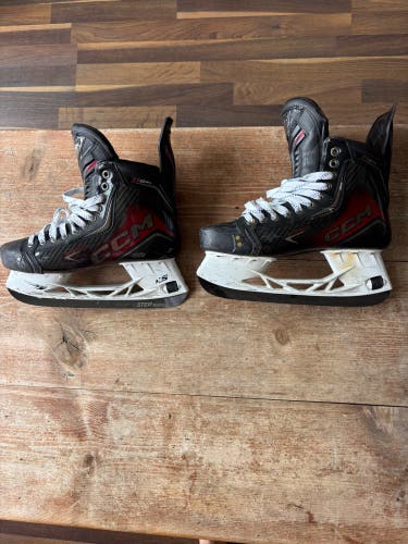 2025 CCM JetSpeed FT8 Pro Hockey Skates Regular Width 9 (Used)