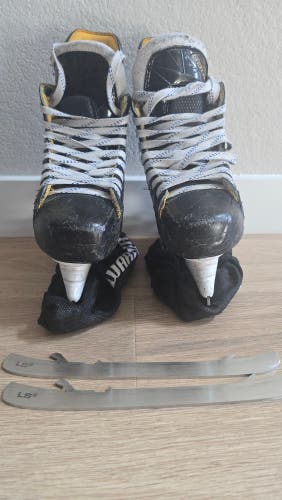 Black Bauer Supreme S180 Hockey Skates Size 1 (Used)