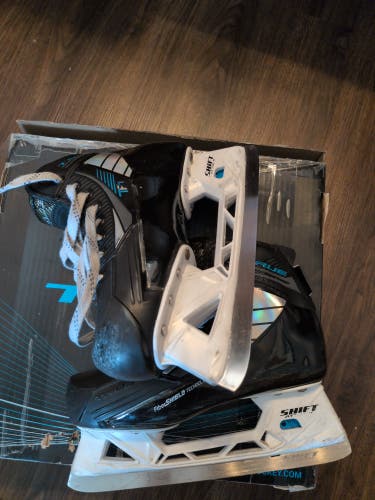 True TF7 Hockey Goalie Skates Regular Width Size 4.5 (Used)