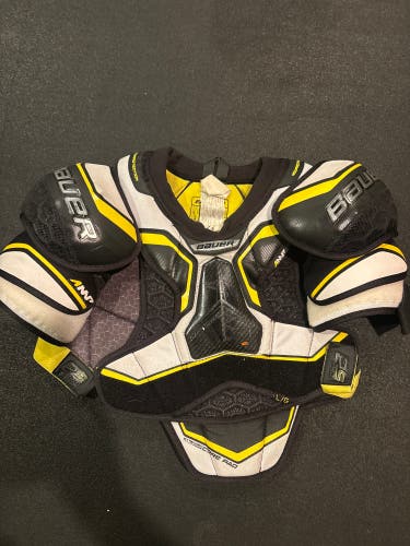 Junior Large Bauer Supreme 2S Pro Shoulder Pads (Used)