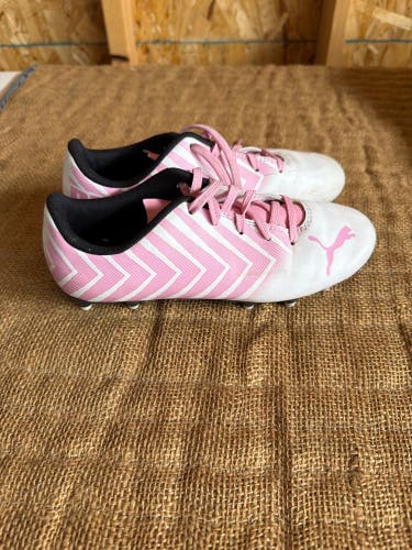 Pink Women's 3Y (Big Kids / Youth) Youth Puma Low Top Turf Cleats (Used)