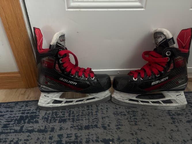 2023 Bauer Vapor X5 Pro Hockey Skates Regular Width 13.5 (Used)