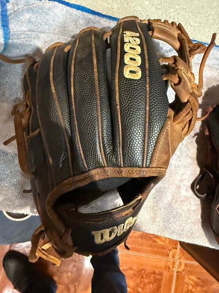 Wilson A2000 RH Baseball Glove 11.75" (Used rough shape) please read description