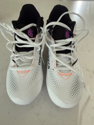 White Kids 2.5Y (Big Kids / Youth) Youth New Balance Mid Top Molded Cleats (New)