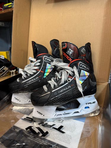 2023 True HZRDUS 9x Hockey Skates Regular Width Size 2.5 (Used) + extra set of steel