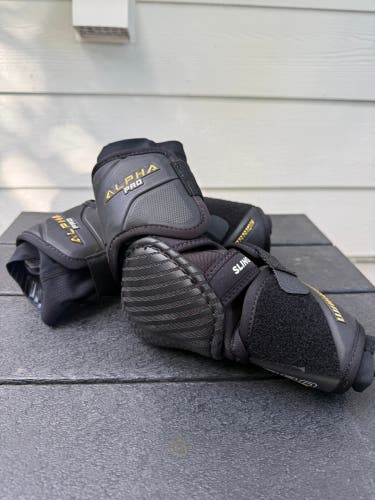 Junior Medium Warrior Alpha Pro Elbow Pads (New) never used
