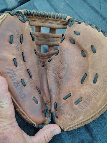 Mizuno RH Catcher's Victory Series Baseball Glove 11" (Used)