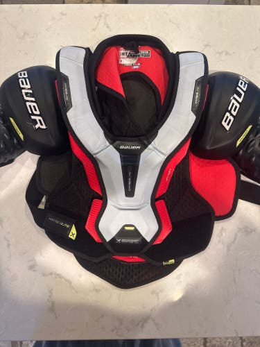 Men's Medium Intermediate Bauer Vapor Hyperlite Shoulder Pads (Used)
