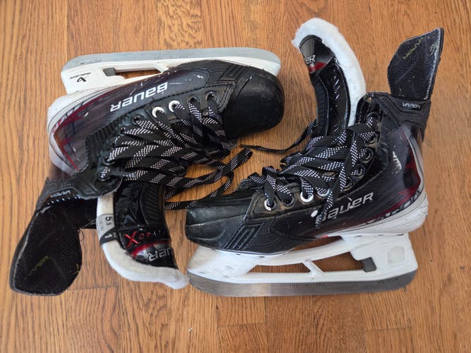 Black 2025 Bauer Vapor Fly40 Hockey Skates Regular Width Size 5.5 (Used)