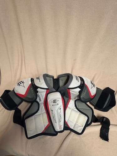 Men's Large Senior Easton ST4 Shoulder Pads (Used)