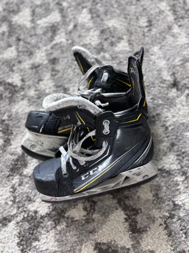 Black/Yellow 2003 CCM Tacks Hockey Skates Size 2.5 (Used)