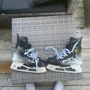 2023 Bauer Vapor Hyperlite 2 Hockey Skates Regular Width 8 (Used)