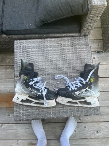 2023 Bauer Vapor Hyperlite 2 Hockey Skates Regular Width 8 (Used)