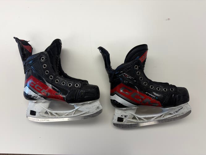 CCM JetSpeed FT6 Pro Hockey Skates Regular Width Size 2.5 (Used)