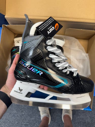 Bauer Supreme Matrix Hockey Skates Wide Width 6.5 (New) / Matrix 14” gloves