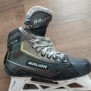 Black/Gray Bauer Supreme Elite Hockey Skates Size 5 (Used)