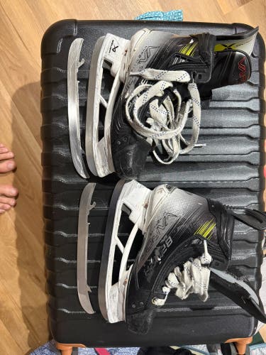 2023 Bauer Vapor Hyperlite 2 Hockey Skates Regular Width Size 4.5 (Used)