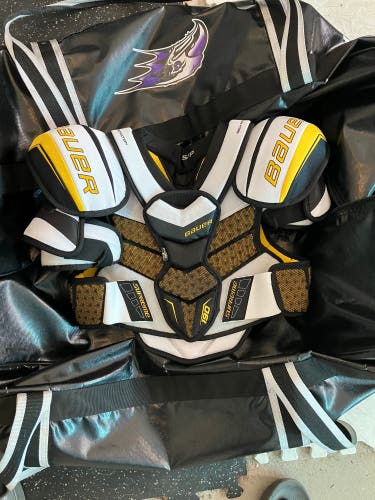 Small Senior Bauer Supreme S190 Shoulder Pads (Used)
