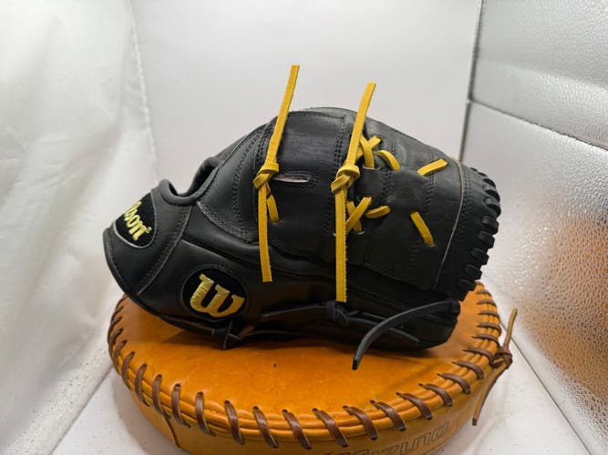 Pitcher's RH Wilson A2000 CK22 Baseball Glove 11.75" (Used)