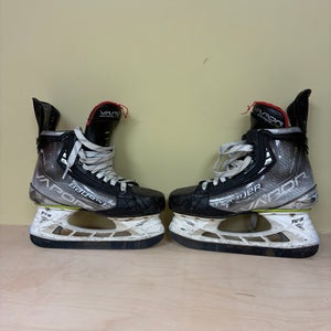 Bauer Vapor Hyperlite Hockey Skates Size 4 (Used)