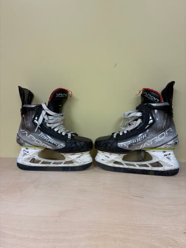 Bauer Vapor Hyperlite Hockey Skates Size 4 (Used)