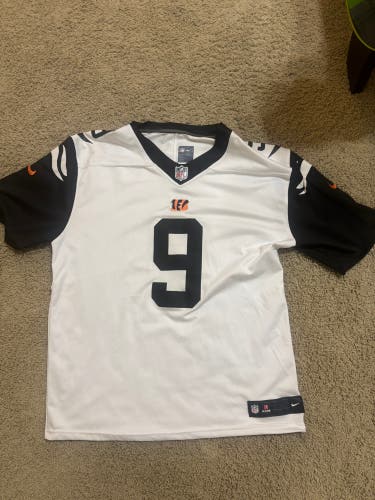 White Large Men's Nike Jersey (New)