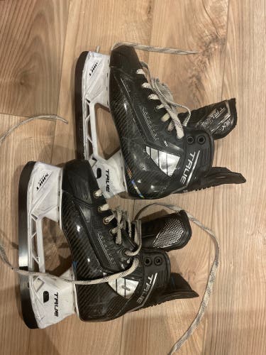 2024 True Catalyst 9x4 Hockey Skates Regular Width Size 5.5 (Used)