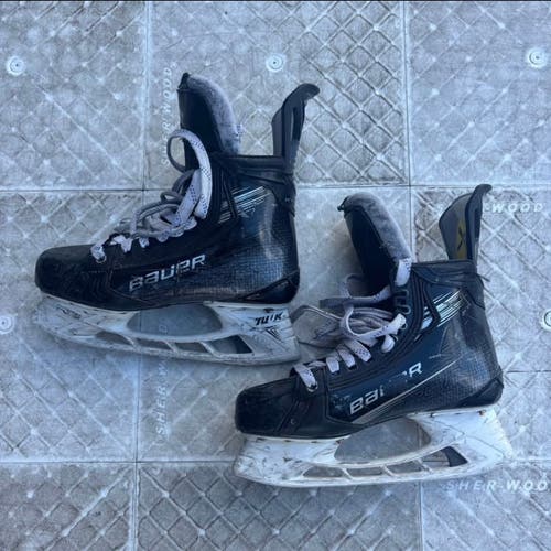 Black 2023 Bauer Vapor Hyperlite 2 Hockey Skates Regular Width Pro Stock 6.5 (Used)