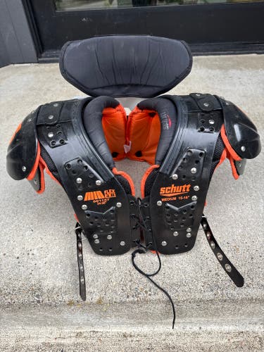 Medium Youth Schutt Mid flex 3.0 Shoulder Pads (Used) with butterfly collar
