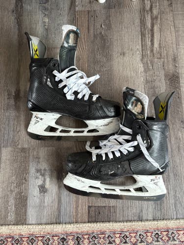 Black 2023 Bauer Vapor Hyperlite 2 Hockey Skates Regular Width Pro Stock 8.25 (Used)