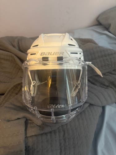 Medium Bauer Re-Akt 155 Helmet with concept 3 face mask (New)