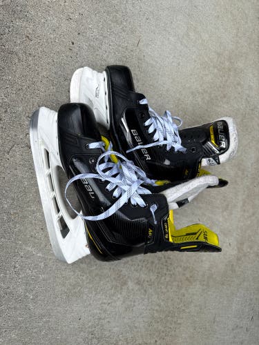 Black 2022 Bauer Supreme M4 Hockey Skates Regular Width 9.5 (Used)
