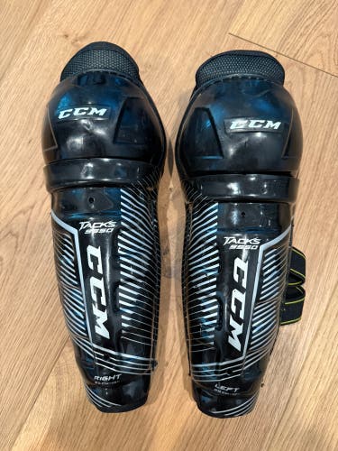 Junior CCM Tacks 9550 10" Shin Pads (Used)