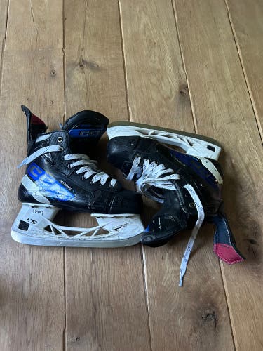 Blue CCM JetSpeed XTRA PLUS Hockey Skates Regular Width Size 3 (Used)