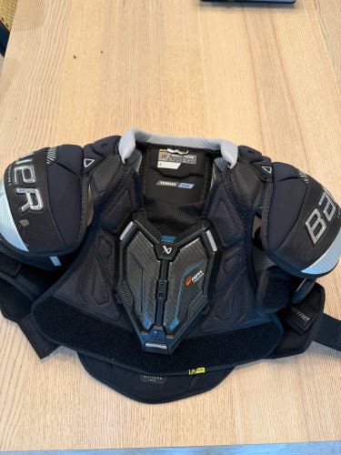 Junior Medium Bauer Supreme M5 Pro Shoulder Pads