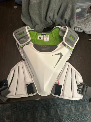 Medium Youth Maverik Max Shoulder Pads (Used)