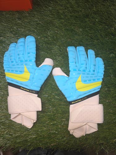 Nike Phantom Elite. Size 8.