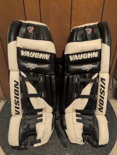 34" Vaughn VPG 5500 Goalie Leg Pads (Used)