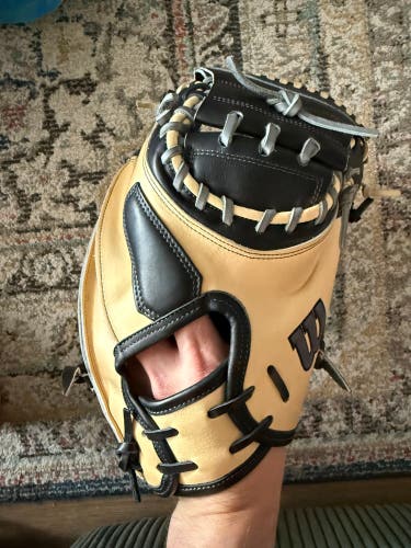 2024 Wilson A2K M23 Catcher's Glove 33.5" (Ready for catch)