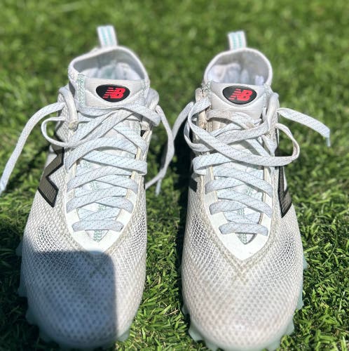 White Unisex Size M 7.5 (W 8.5) Adult New Balance Freeze Mid Top Molded Cleats (Used)