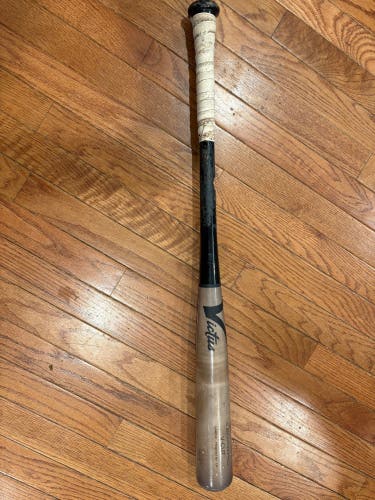 Victus V-Cut Maple Wood Bat, 31in (Used)