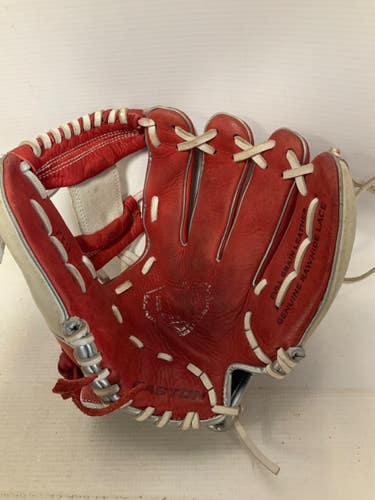 Used Easton FE11 FUTURE ELITE BB/SB Glove RH Throw Red 11" 11823-S000040394