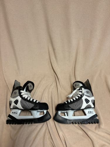 Black CCM Tacks 152 Hockey Skates 13.5 (Used)