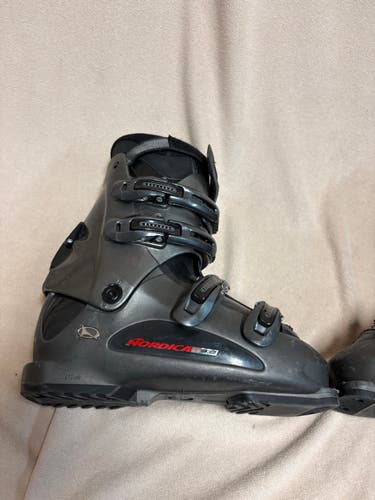 Mondo 27 & 27.5 Men's Nordica All Mountain T 3.2 Ski Boots (Used)