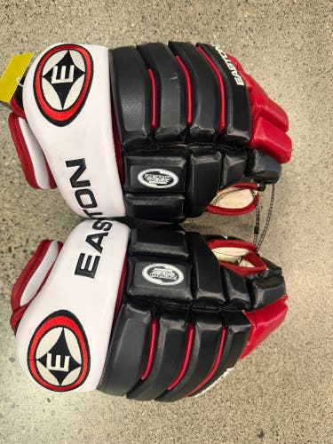 Easton Synergy 900 Gloves 14" (Used)